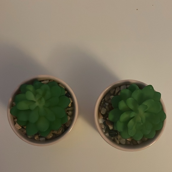 Everyday set of two artificial potted mini planters. Light pink pot with stones - Picture 3 of 17